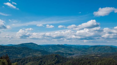 dağlar ve mavi gökyüzü ile güzel yaz manzara