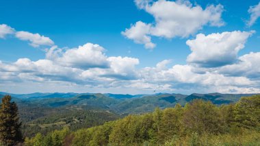 Yazın bulutlu bir dağ manzarası