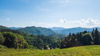 Yazın Ukrayna Karpatları 'nda dağların güzel manzarası