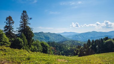 Dağlardaki güzel yaz manzarası