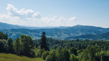 Dağlarda güzel bir köyle yaz manzarası