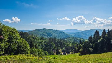 Dağları olan güzel bir manzara