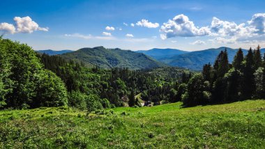 Dağları ve mavi gökyüzü olan güzel bir manzara.