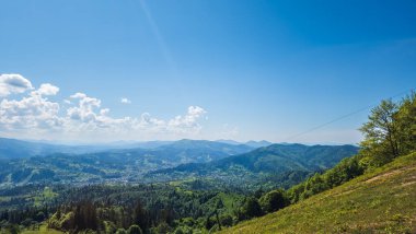Ukrayna 'daki Karpatların yaz manzarası ve köyü.