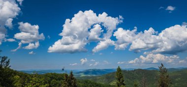 Mavi gökyüzü ve bulutlar dağların üzerinde