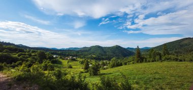 yeşil dağlar ve mavi gökyüzü.