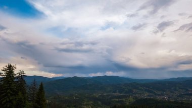 Bulutları ve gökyüzü olan güzel bir manzara.