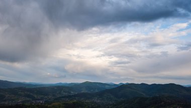 Dağlı ve bulutlu manzara