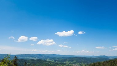 Güneşli bir yaz gününde dağın tepesinden manzara