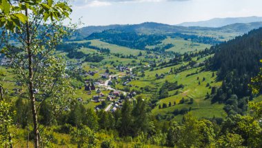 Dağlarda dağları olan güzel bir manzara.