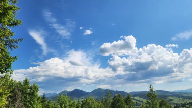 Yazın Karpat Dağları manzarası.