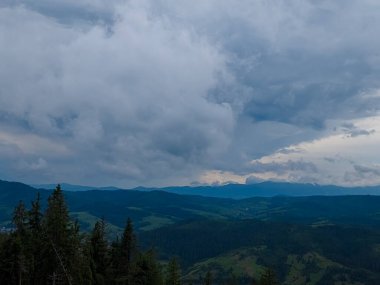 Karpatların güzel dağları, Ukrayna.