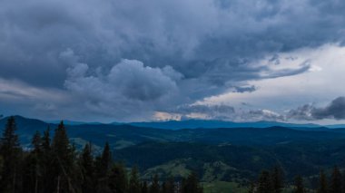 Dağların üzerinde güzel bir gün batımı