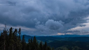 Dağların üzerinde güzel bulutlar