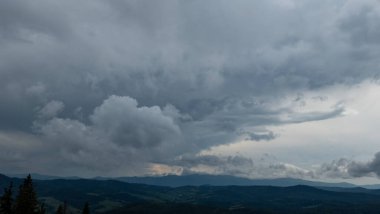 Dağlarda fırtına bulutları