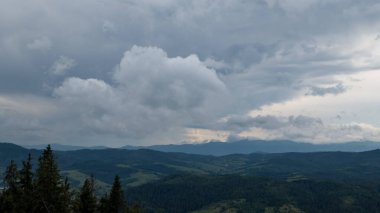 Dağları ve bulutları olan güzel bir manzara