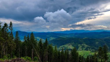 bulutlu ve dağlı yaz manzarası