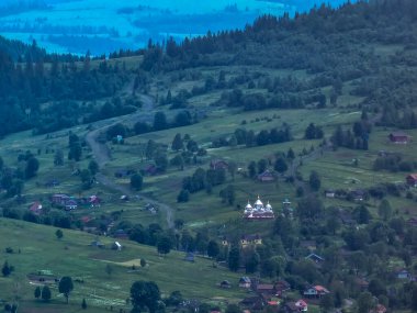 Köyün tepesinden güzel bir manzara. Sabahleyin Ukraynalı Karpatlar