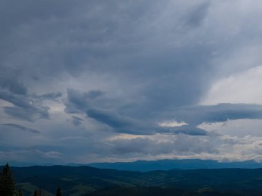 Yazın dağlarda bulutlar.