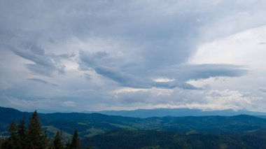Yaz aylarında güzel dağlar peyzaj