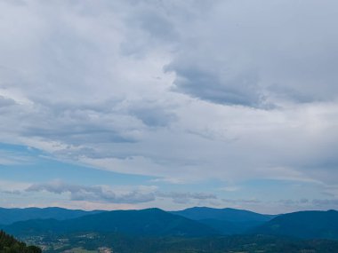 Dağları ve bulutları olan güzel bir manzara