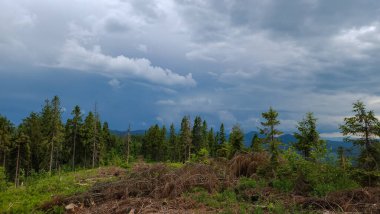 Gökyüzündeki fırtına bulutları.