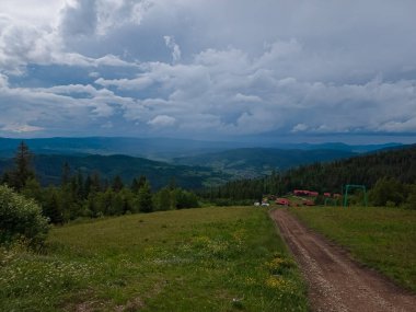 Dağlardaki güzel yaz manzarası