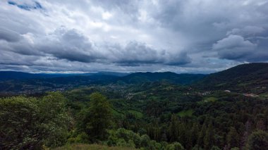 Bulutlu güzel dağ manzarası