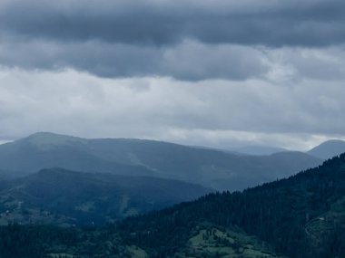 Yazın Ukrayna Karpatlarının dağlarındaki Karpatlar manzarası