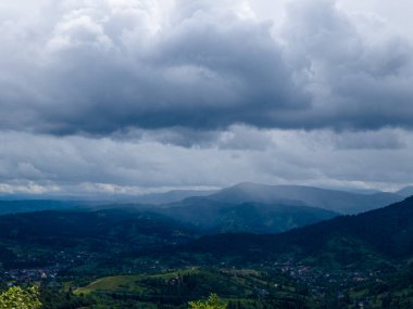 Karpatların güzel dağları bulutlu bir yaz gününde. Ukrayna Karpatları 'ndaki dağların muhteşem manzarası..