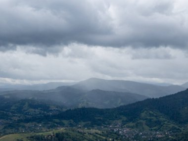 Bulutları ve mavi gökyüzü olan güzel bir manzara.