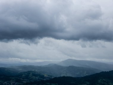 Bulutlar ve gökyüzü dağın üstünde