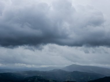 Bulutlu güzel dağ manzarası