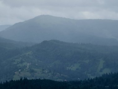 Dağın tepesinden manzara.