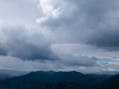 Dağları ve bulutları olan güzel bir manzara