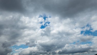 Kopyalama alanı olan bulutlar ve mavi gökyüzü arkaplanı.