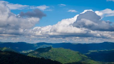 Karpat dağlarında yaz dağları manzarası