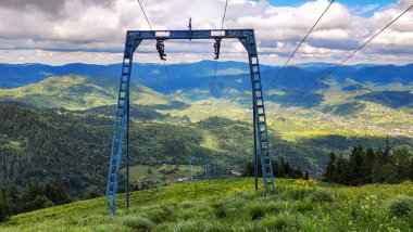 Teleferik dağın tepesinde. Yaz manzarası.