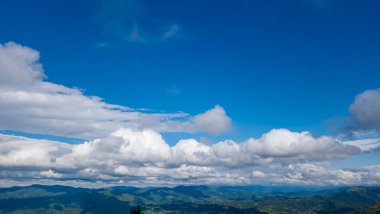 güzel manzara mavi gökyüzü ile