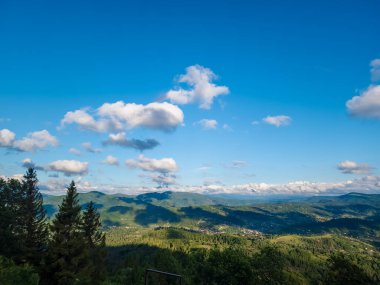 Dağ silsilesi bulutlar ile