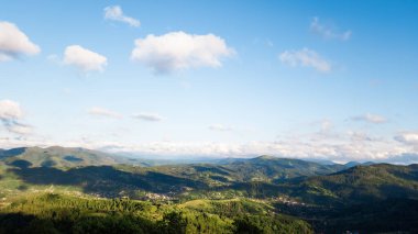 Sabahları dağların havadan görünüşü.