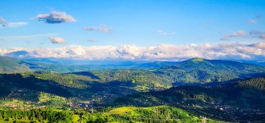 Romanya 'daki bir dağ köyünün insansız hava aracı görüntüsü. Yaz manzarası