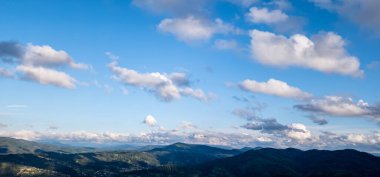 Bulutlu güzel dağ ve gökyüzü