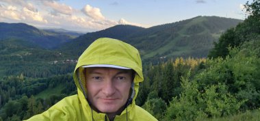 Dağlarda sırt çantalı bir adam.