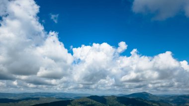 Mavi gökyüzünde güzel bir dağ sırası