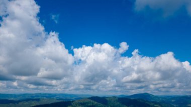 Dağların güzel manzarası.