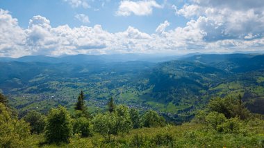 Mavi bulutlu gökyüzü ile güzel dağ manzarası
