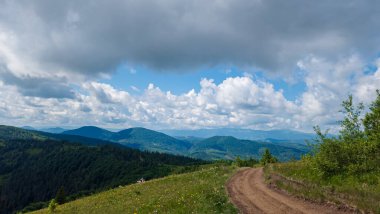 Bulutların arasındaki dağ yolu.