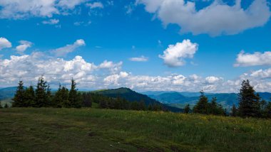 Mavi gökyüzü güzel dağ manzarası