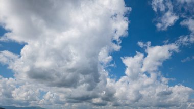 Mavi bulutlu güzel gökyüzü.